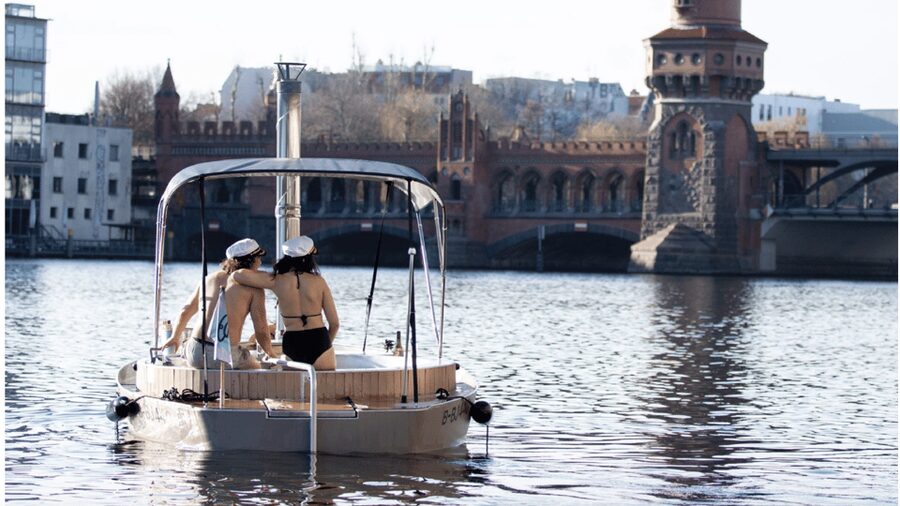 Berlin: Self-drive hot tub boat experience - Drinks, snacks, and the toilet question