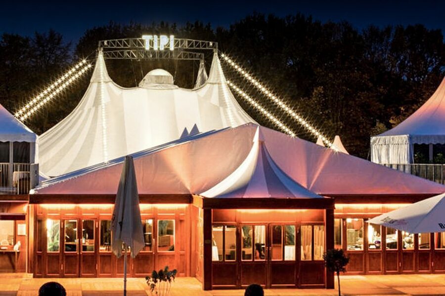 Berlin: Show at the Tipi am Kanzleramt - Dinner, drinks, and the table setup