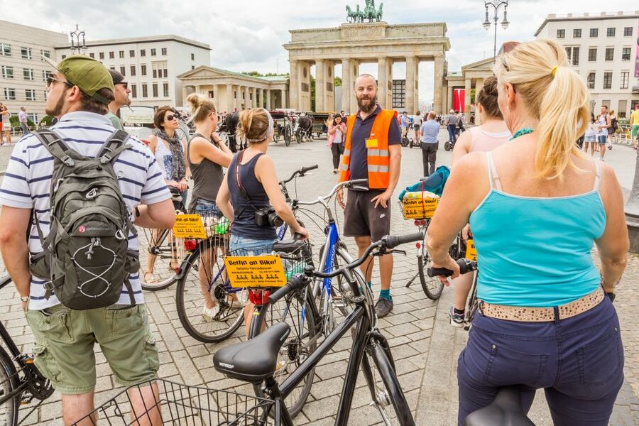 Berlin: Sights and Highlights Bike Tour with a Local Guide - Government District, Central Station, and Brandenburg Gate