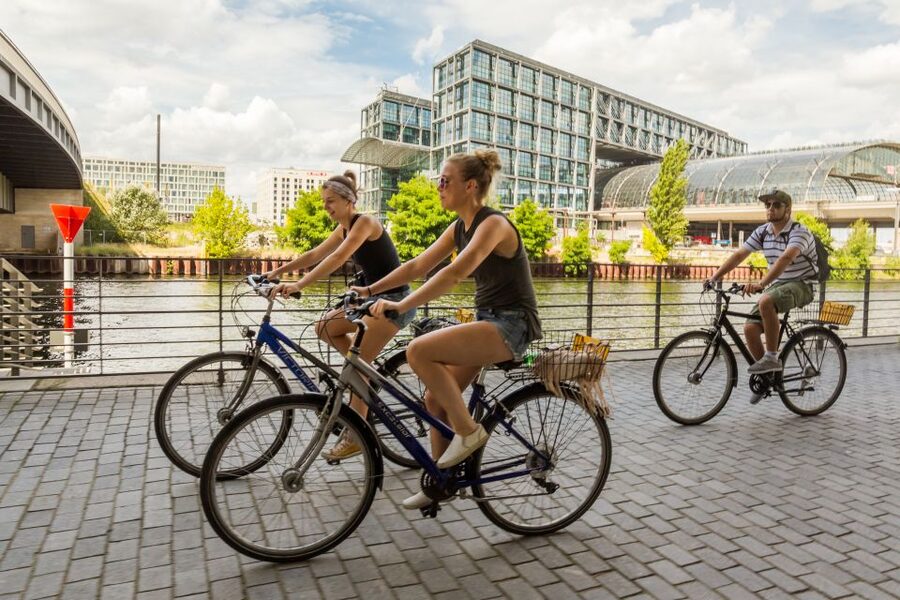 Berlin: Sights and Highlights Bike Tour with a Local Guide - The Berlin Wall and the shape of a divided city