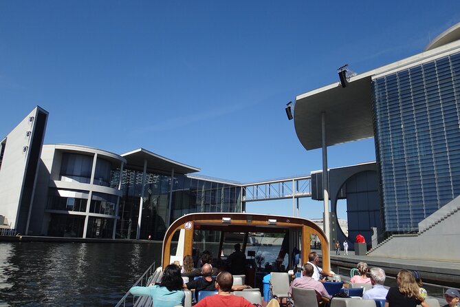 Berlin sightseeing boat tour on the Spree - Burgstraße departure and the boarding routine
