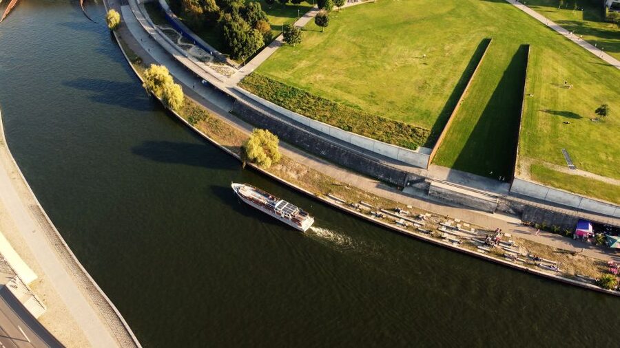 Berlin: Sightseeing Boat Tour on the Spree for Families - Hauptbahnhof and Futurium