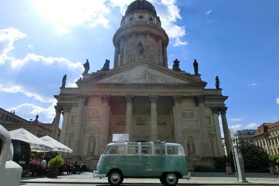 Berlin: Sightseeing Tour in Classic Volkswagen T1 Samba Bus - Friedrichstraße, Checkpoint Charlie, and Gendarmenmarkt
