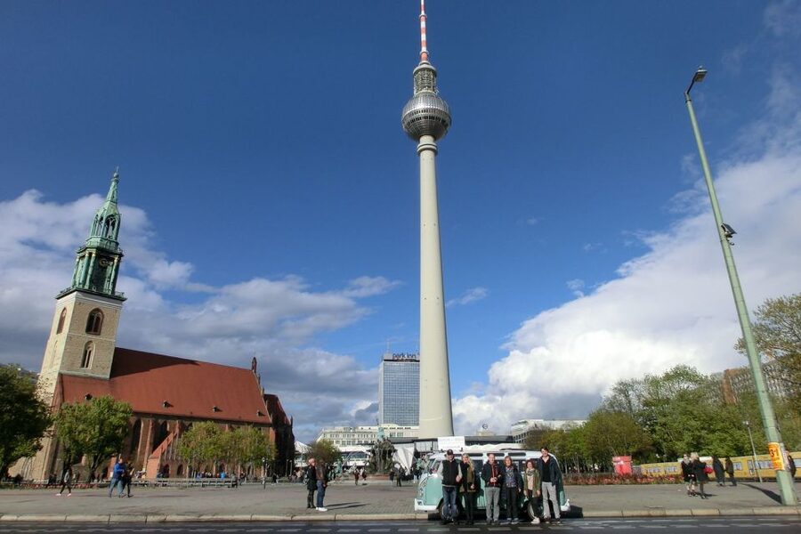 Berlin: Sightseeing Tour in Classic Volkswagen T1 Samba Bus - The guide makes or breaks the ride