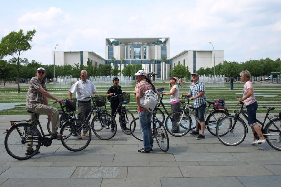 Berlin: Small Group Bike Tour Through City Center - The New Synagogue and Old Post Headquarters