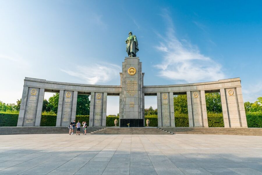 Berlin: Third Reich and Cold War 2 Hour Walking Tour - Finishing at Checkpoint Charlie