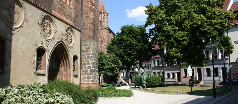 Berlin: Top Secret Berlin Guided Bike Tour - Starting beside the Spree in Nikolaiviertel