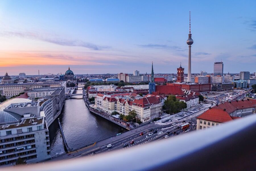 Berlin: Tour with Private Guide - Checkpoint Charlie and the Cold War city