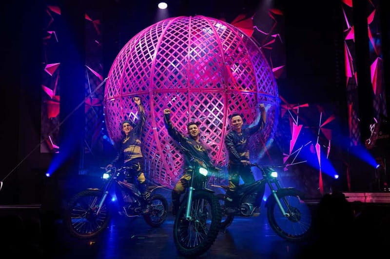 Berlin: “VARIETÉ GAGA” at Wintergarten - Varieté Show - Music, visuals, and a fast change of mood