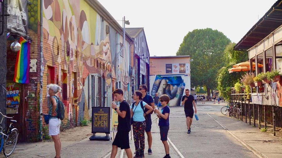 Berlin: Vegan Food & Cultural Walking Tour in Friedrichshain - What the three-hour pace feels like