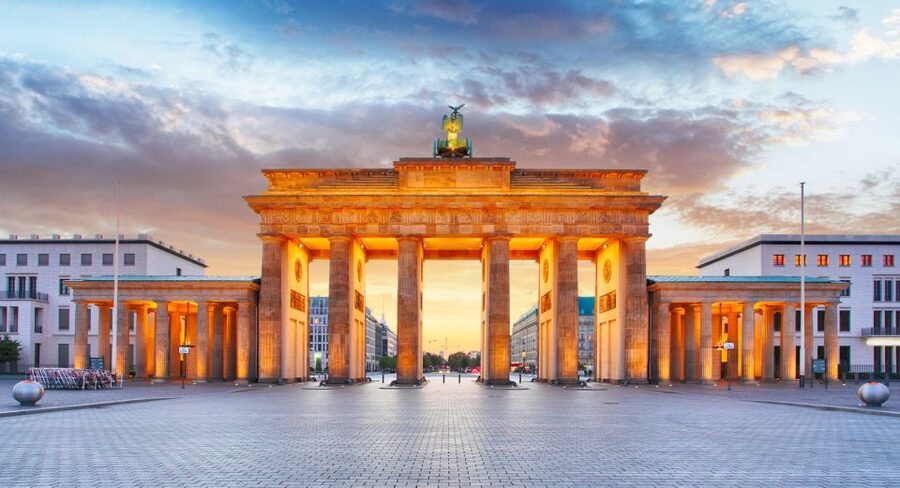 Berlin: Walking Tour of the Top 10 Sightseeing Attractions - The Reichstag and Brandenburg Gate