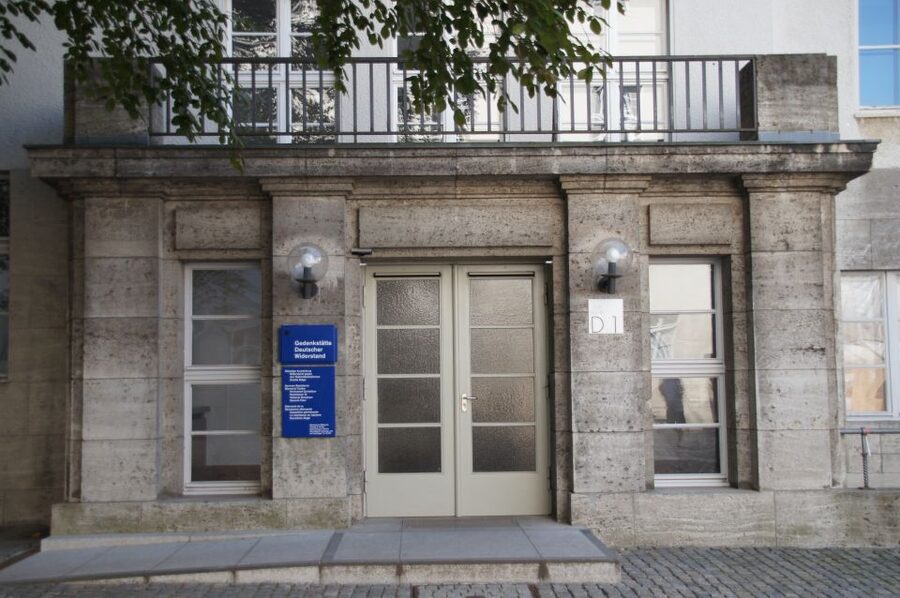Berlín y el Nacionalsocialismo. Group Tour in Spanish - Ending at the former Führer Chancellery and bunker site