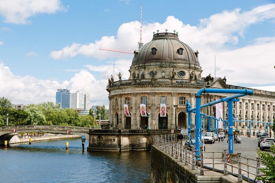 Best of Berlin E-Bike Tour - Three hours, with regular stops