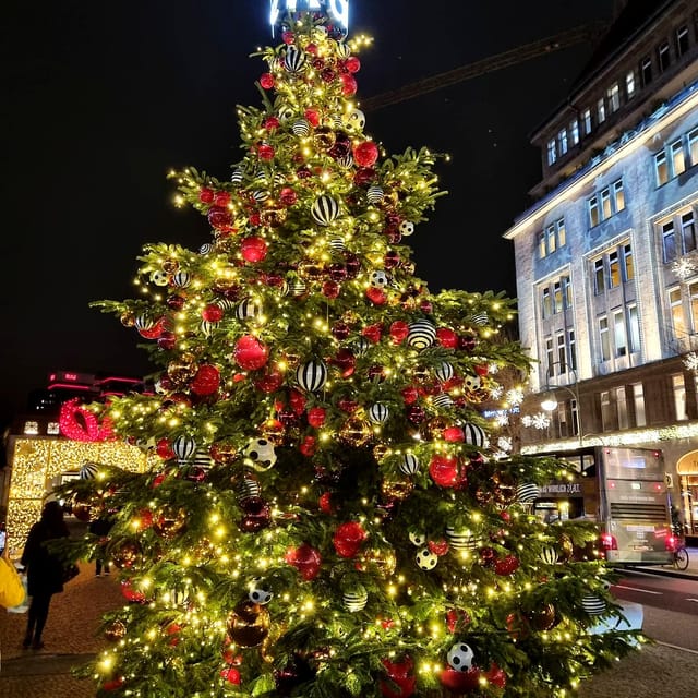 Christmas market lights tour bus through Berlin, free mulled wine (2.5 hours) - Rotes Rathaus and the Neptune Fountain bring the market mood downtown