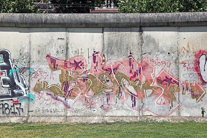 East Berlin and the Berlin Wall 2-Hour Walking Tour - Seeing the Wall at Bernauer Strasse