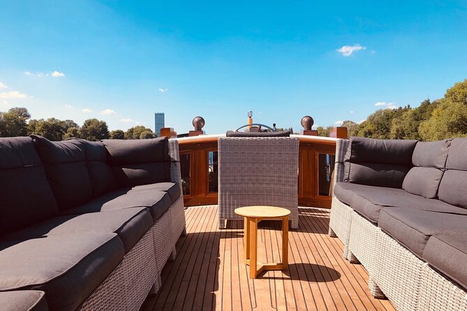 Evening aperitif tour aboard the motor yacht Fitzgerald - Nikolaiviertel and Berlin’s older center