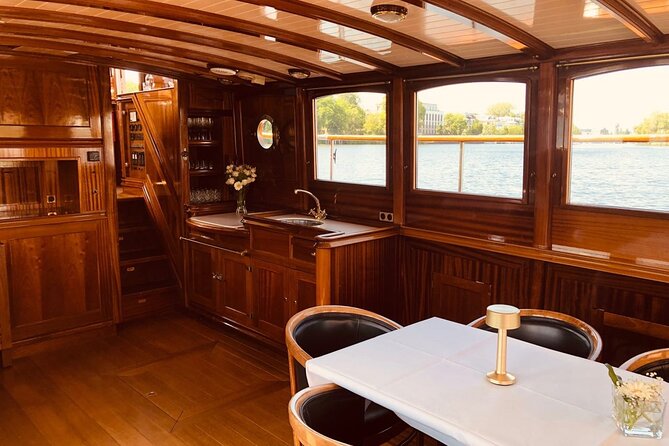 Evening aperitif tour aboard the motor yacht Fitzgerald - Victory Column and the final part of the ride