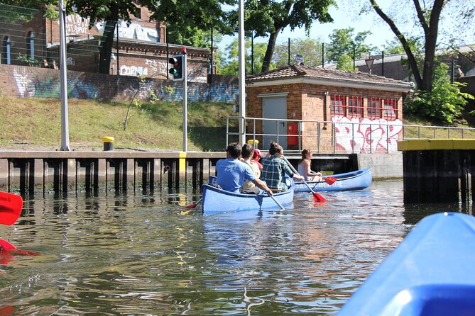 Explore Berlin by canoe - Passing through the lock