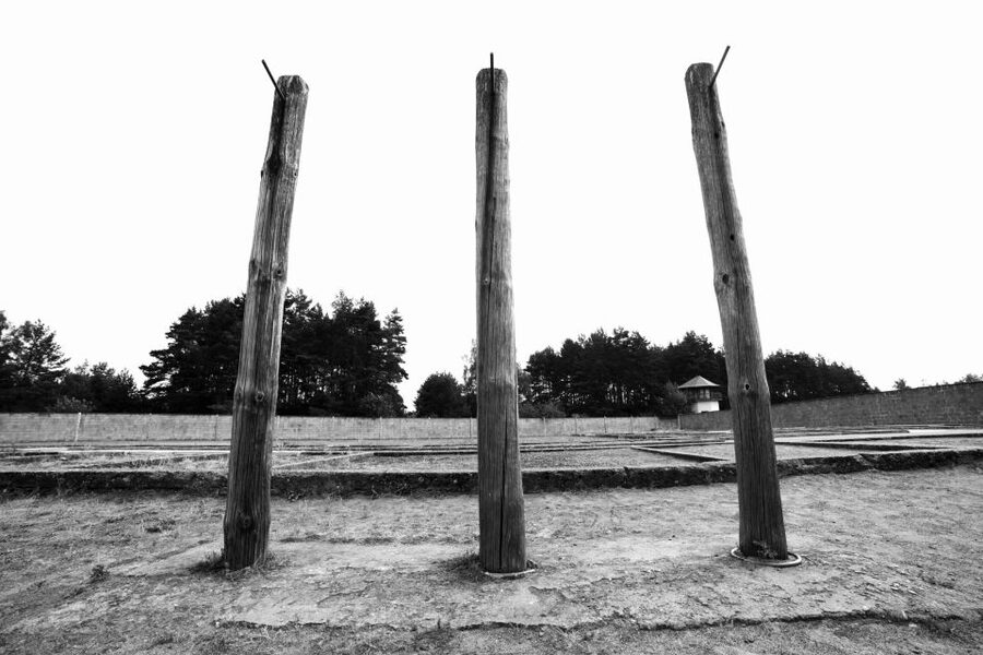From Berlin: Licensed Sachsenhausen Tour with max. 15 people - Resistance, forgery, escape, and the camp’s final days
