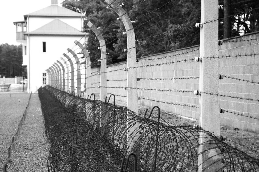 From Berlin: Licensed Sachsenhausen Tour with max. 15 people - Meeting in central Berlin and taking the train north