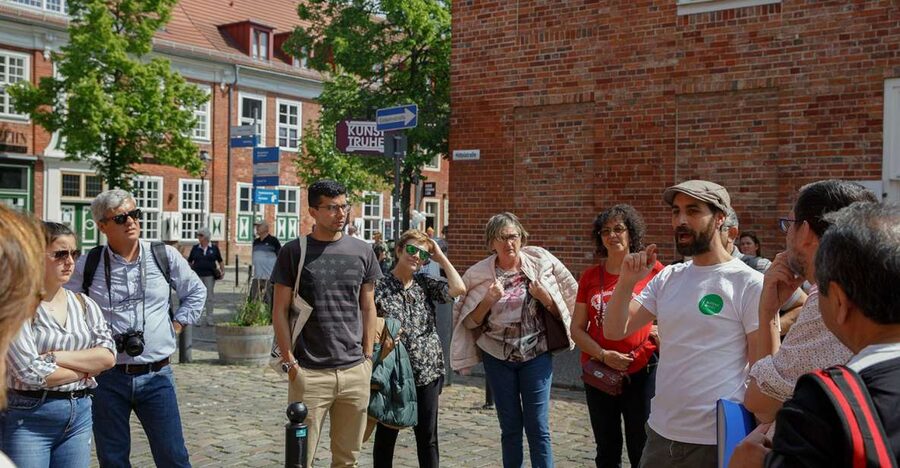 From Berlin: Potsdam Half-Day Tour in Spanish - Meeting the group at Alexanderplatz