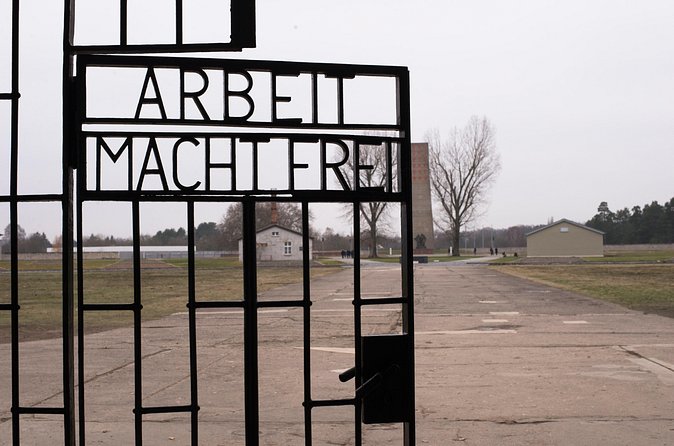 From Berlin to Sachsenhausen Camp: Private Tour by Car or Train - Berlin’s former Jewish Quarter and the New Synagogue