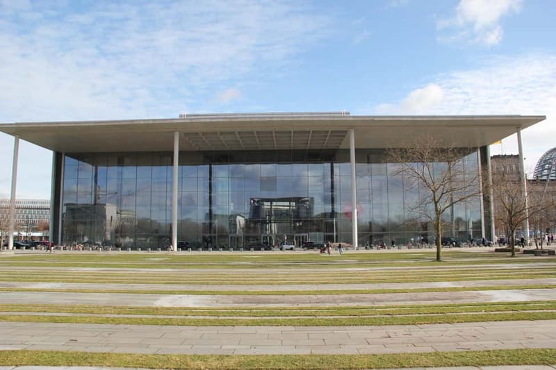 Guided Insider Tour Government and Parliament District - The Reichstag, from renewed symbol to public landmark