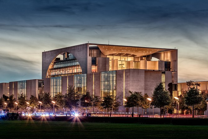 Individual city tour Berlin for max. 8 persons - Brandenburg Gate and the memory of division