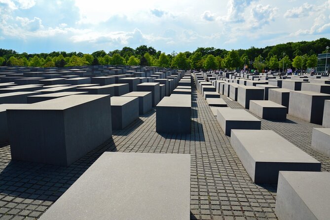 Love and War in Berlin: Self-Guided Story Puzzle Walk - Rathaus and the first clues in Mitte