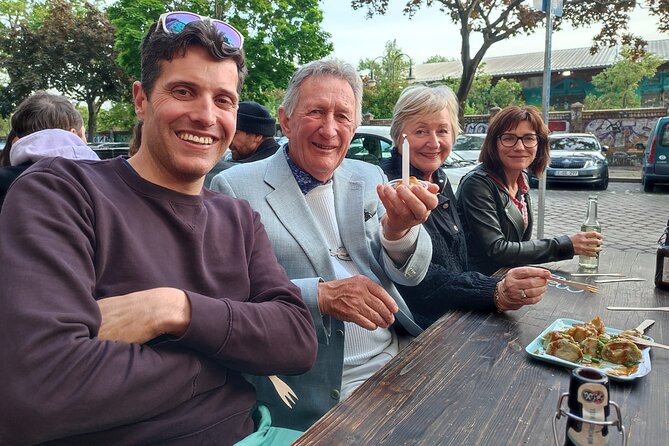 Private Berlin Bites & Historical Highlights - 2,5hrs - Mustafa’s Can Gemüse Kebap and Berlin’s favorite fast meal