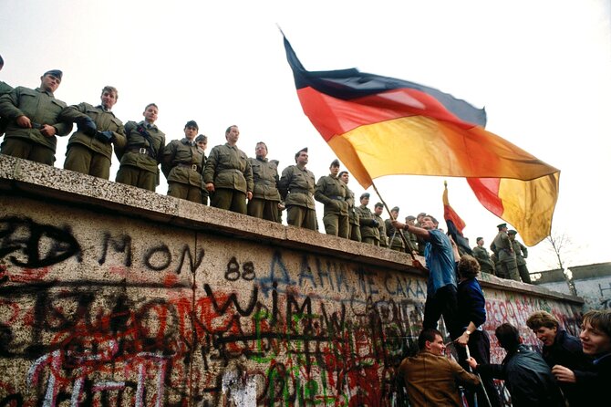 Private Berlin Walking Tour - Checkpoint Charlie reveals the limits of a famous symbol