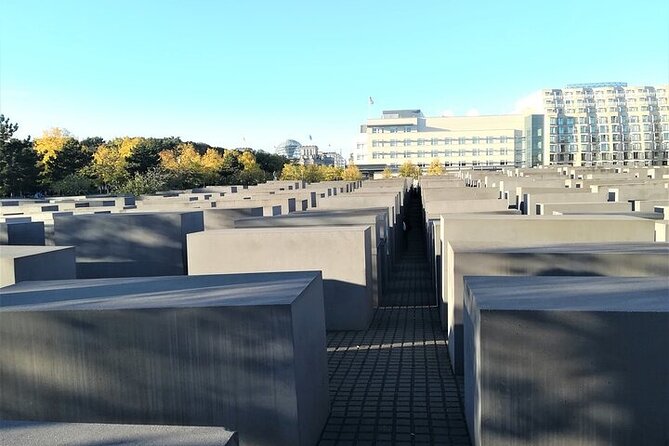Private Guide Up to Group 6 - ONE Rickshaw, (E)Bikes, E-Scooters - One ride, four ways to see central Berlin