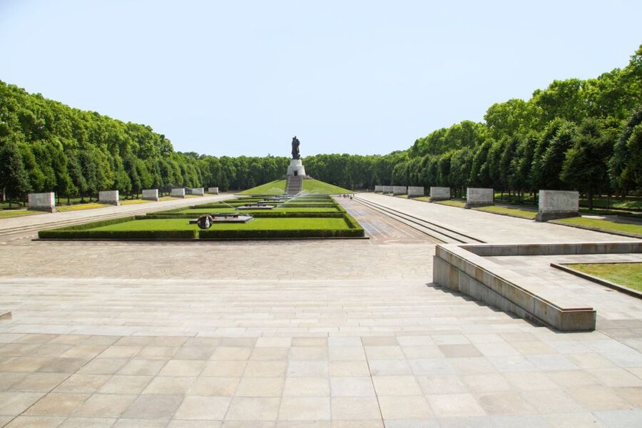 Private Highlights of Berlin Bike Tour - The guide makes the history work
