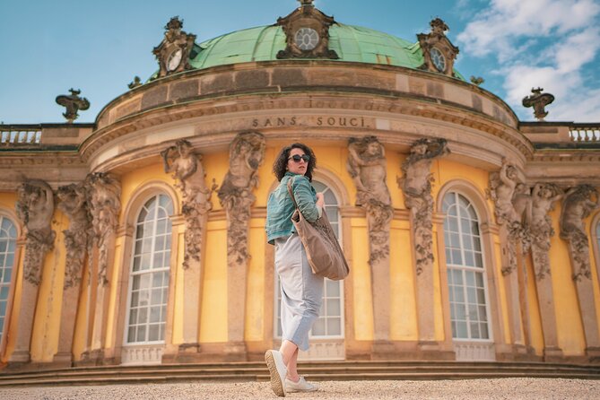 Private Personalized Photoshoot in Berlin - Kolonnadenhof for a different mood