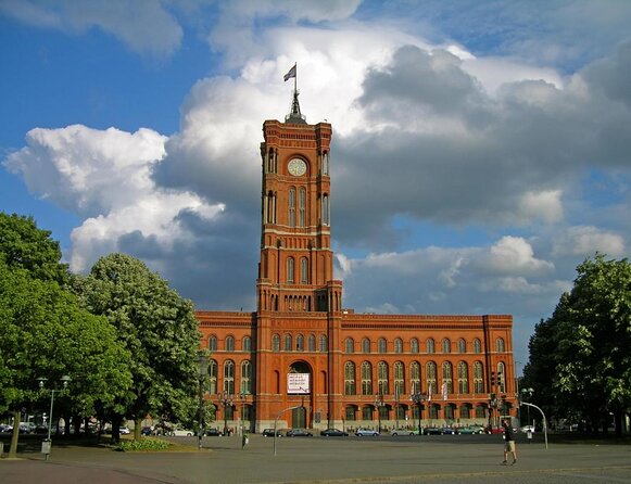 Private Taxi Tour City East & West History and Architecture 3-4h - Key points at a glance
