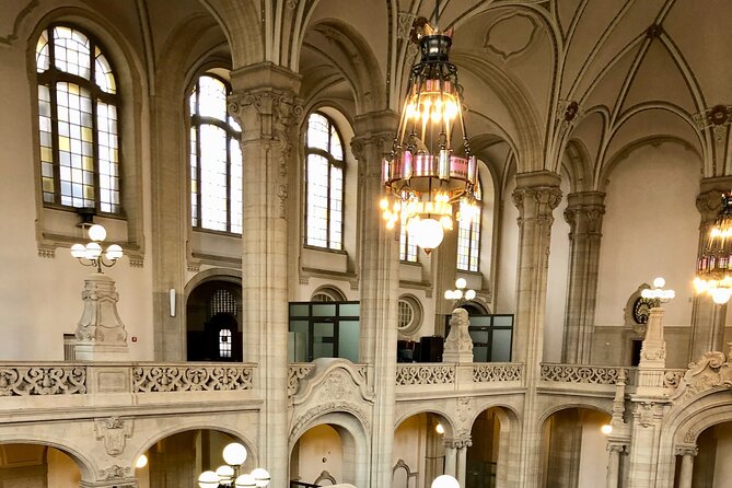 Private Taxi Tour City East & West History and Architecture 3-4h - From Hackesche Höfe to Jewish Berlin