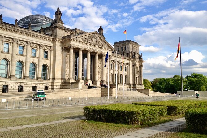 Private Taxi Tour of Berlin East and West and Neighbourhood approx. 4-6h - Unter den Linden, Gendarmenmarkt, and Museum Island