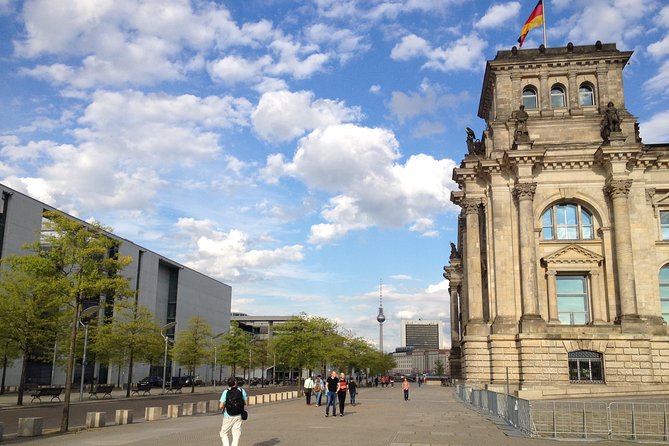 Private Taxi Tour of Berlin East and West and Neighbourhood approx. 4-6h - Checkpoint Charlie, the Wall, and Kreuzberg