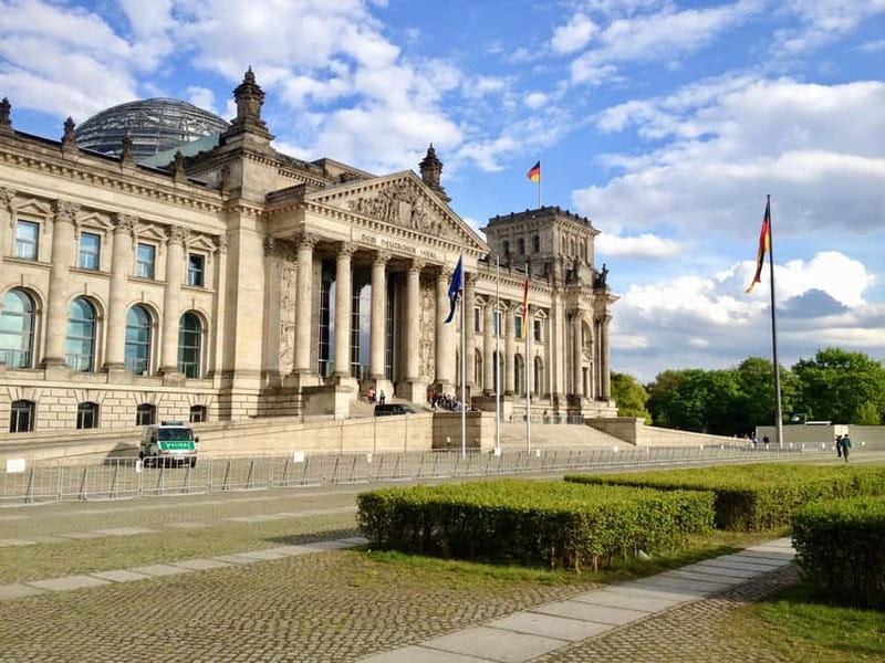 Private Taxi Tour through Berlin East and West and Kiez 4-6h - Brandenburg Gate, Pariser Platz, and the government quarter