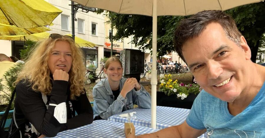 Private Taxi Tour through Berlin Extended & Relaxed ca 6-8h - Pickup in a leather-seat SUV