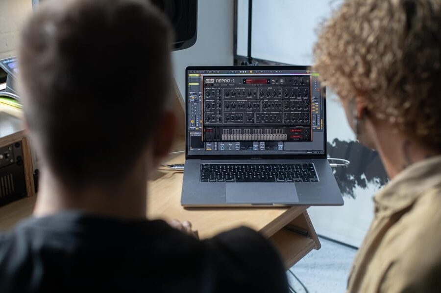 Produce Techno and House Music in Berlin - Programming the first beat and sound