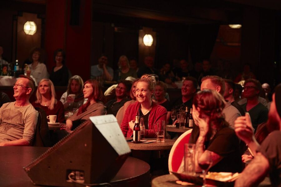 Quatsch Comedy Club Berlin: Die Late Night Show - Table seating gives the night a social feel