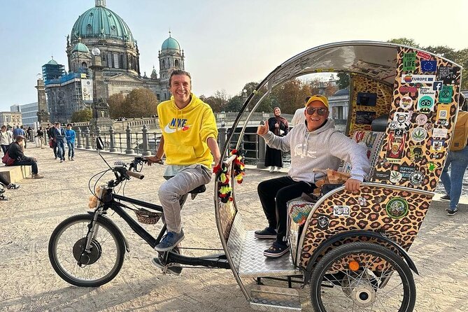 Rickshaw Tours Berlin - Groups of up to 16 people with several rickshaws - The Chancellery and Soviet War Memorial