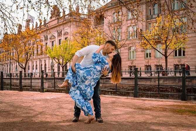 Romantic Couple Photoshoot in the Heart of Berlin - Timing, late fees, and booking caution