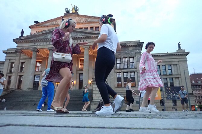 Silent disco through downtown Berlin with flash mobs - How the silent-disco format changes the walk