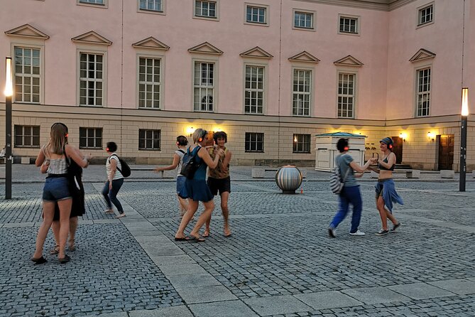 Silent disco through downtown Berlin with flash mobs - Fitness, comfort, and practical limits