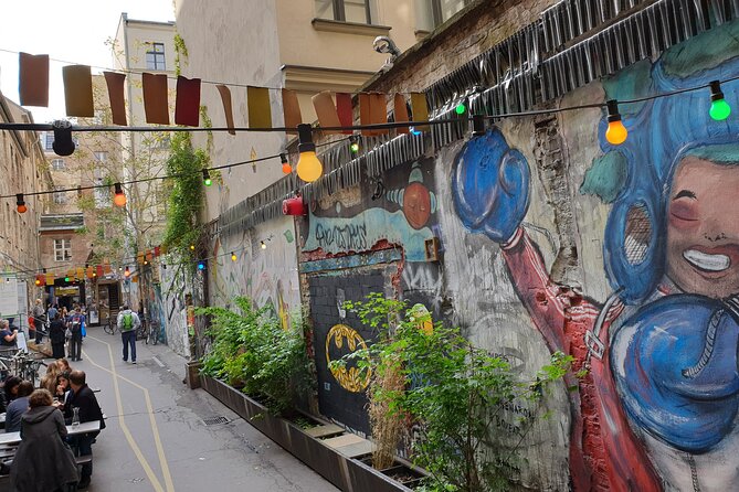 Street Art and Alternative Tour of Berlin in French - Berlin’s street art beyond the postcard sights