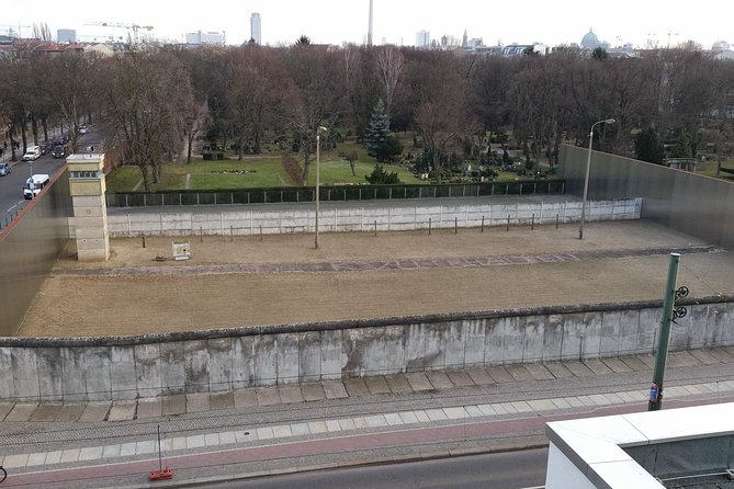 The Berlin Wall / Cold War Berlin (Private 3 Hours Walking Tour) - Brandenburg Gate and the political meaning of Berlin