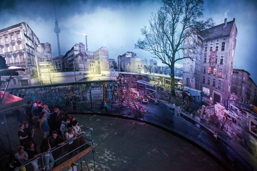THE WALL: asisi Panorama Berlin Ticket - What the sound and translation options add