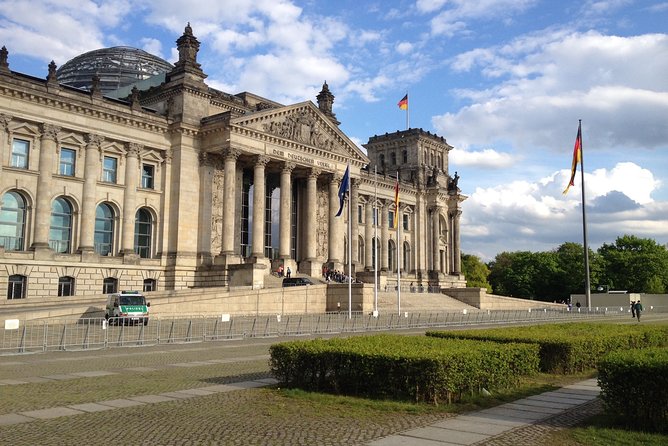 Welcome/Farewell SightseeingTaxi Tour +Transfer from/to the airport - Alexanderplatz, the Red Town Hall, and old Berlin